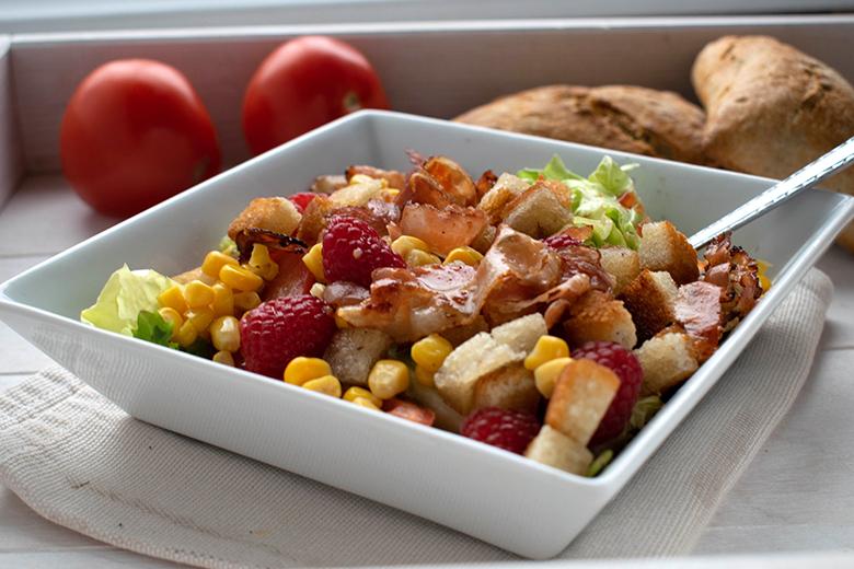 Brotsalat mit Himbeeren und Mais