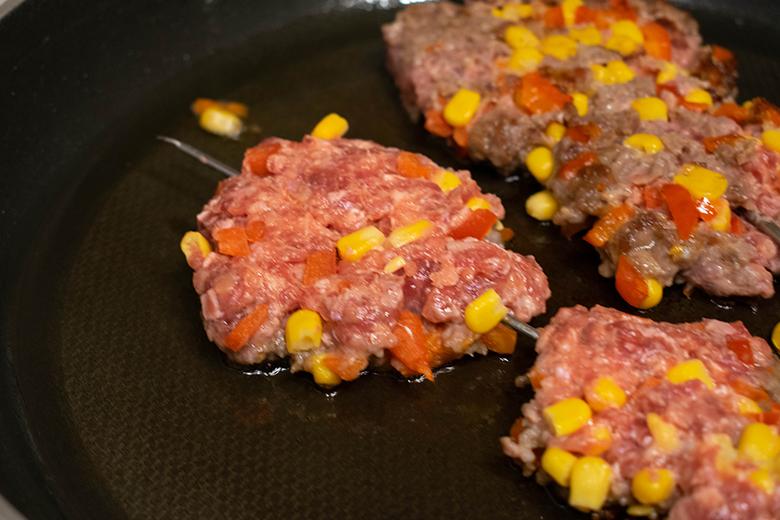 Hackfleisch-Spieße mit Mais