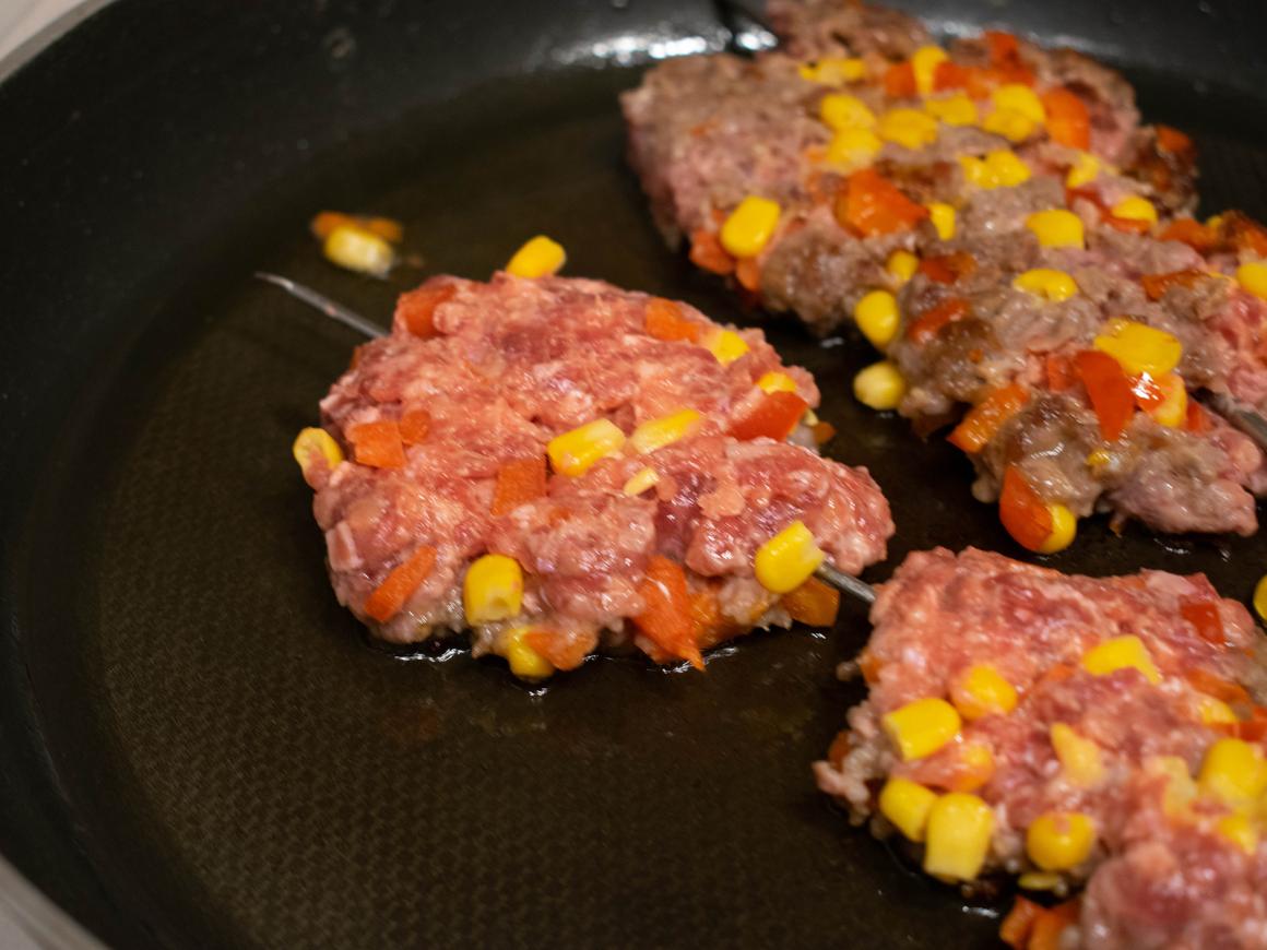 Hackfleisch-Spieße mit Mais