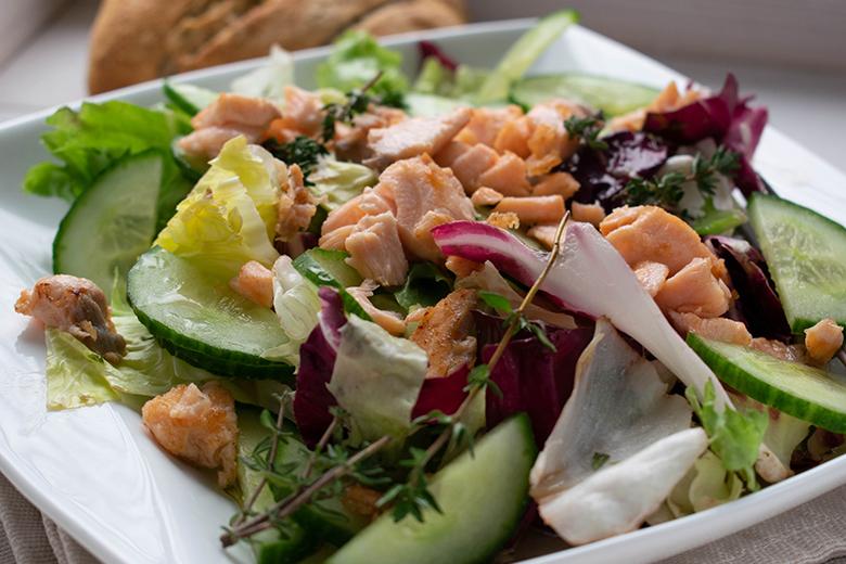 Marinierter Lachs auf Gurkensalat