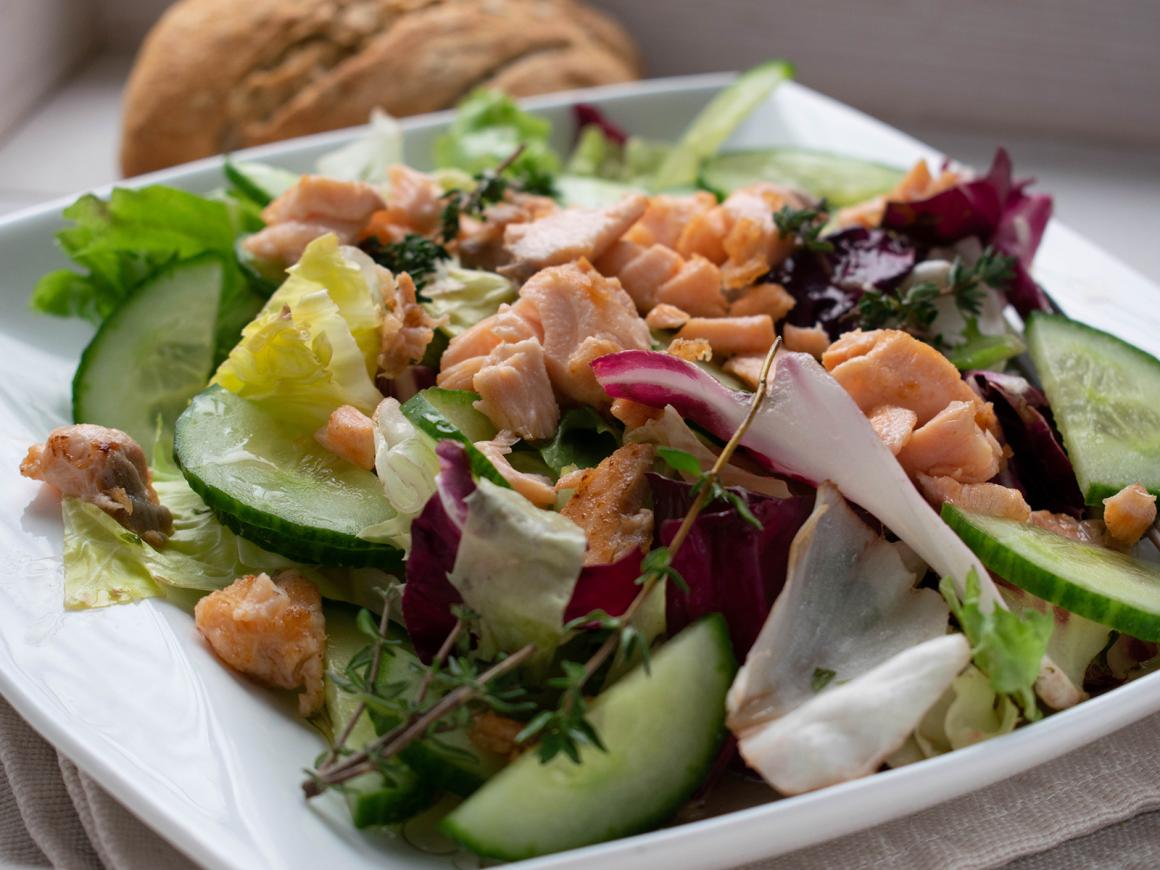 Marinierter Lachs auf Gurkensalat