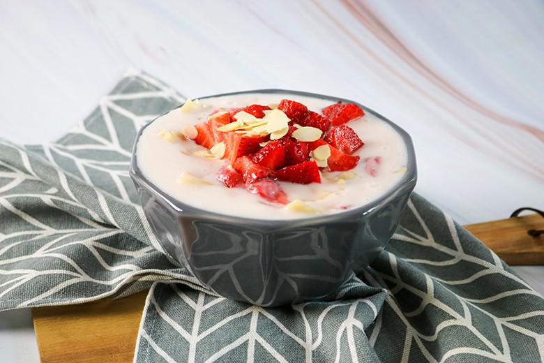 Milchsuppe mit Nudeln und Erdbeeren