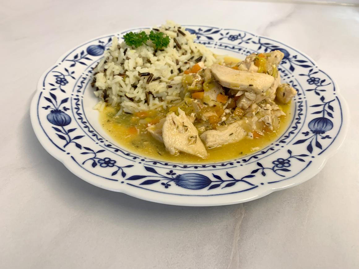 Hähnchenbrustgeschnetzeltes mit Orangensauce und Reis