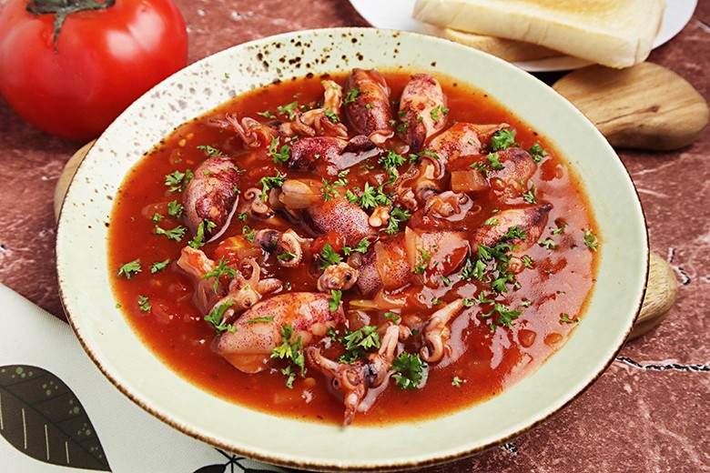 Mini Tintenfische in Tomaten