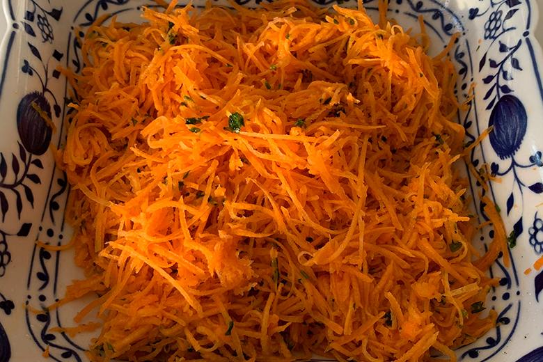 Frischer Karottensalat mit Honig-Zitronen-Dressing