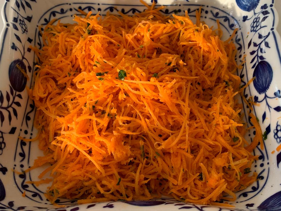 Frischer Karottensalat mit Honig-Zitronen-Dressing