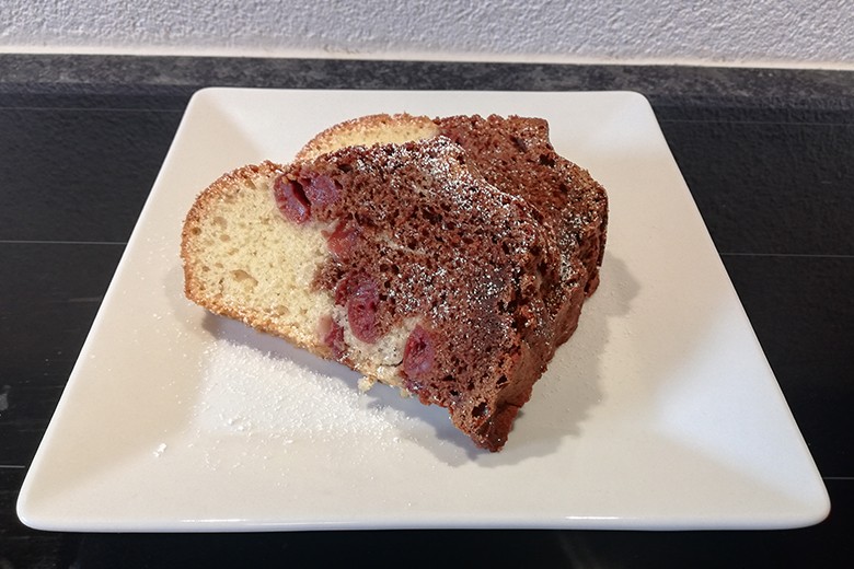 Marmorkuchen mit Kirschen