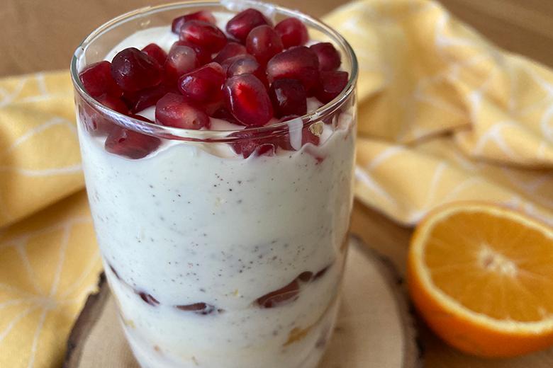 Orangen-Joghurt mit Granatapfel und Kokos