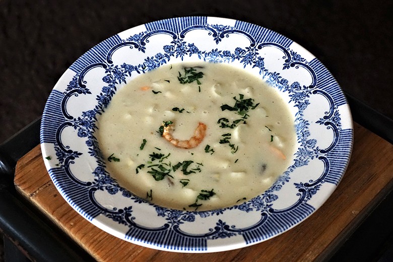 Spargelcremesuppe mit Garnelen