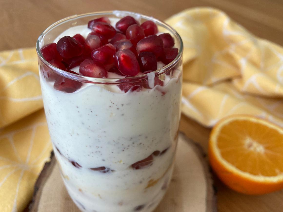 Orangen-Joghurt mit Granatapfel und Kokos