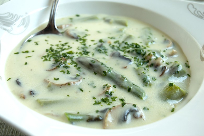 Spargelcremesuppe mit Champignons