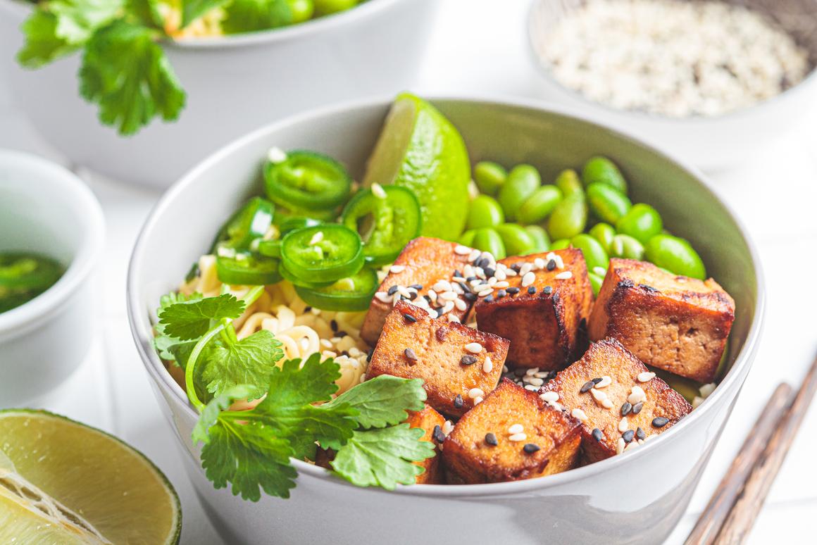 Vegane Ramen-Bowl mit Edamame