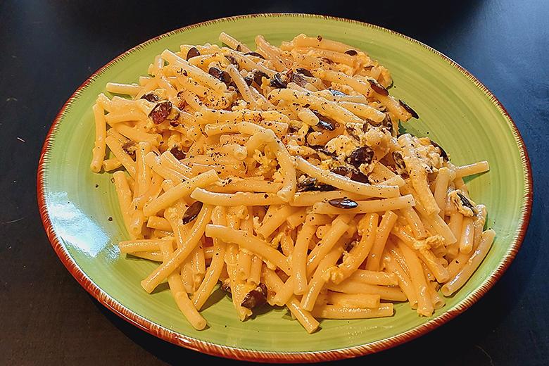 Nudelpfanne mit Kürbiskernen