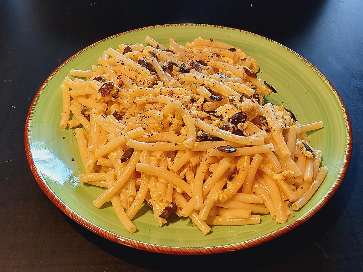 Nudelpfanne mit Kürbiskernen