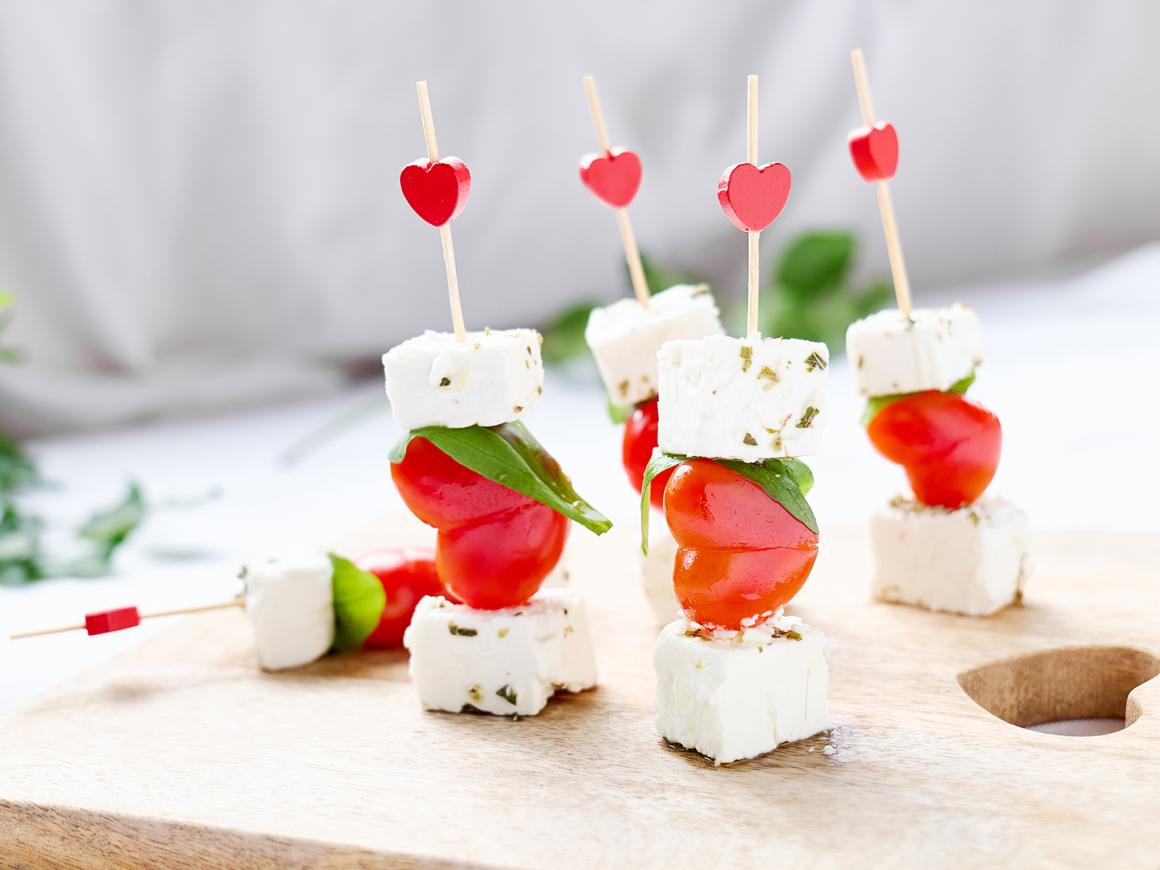 Valentinstags-Snack mit Tomate und Feta