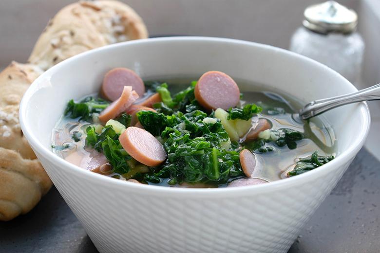 Einfache Grünkohlsuppe mit Würstchen