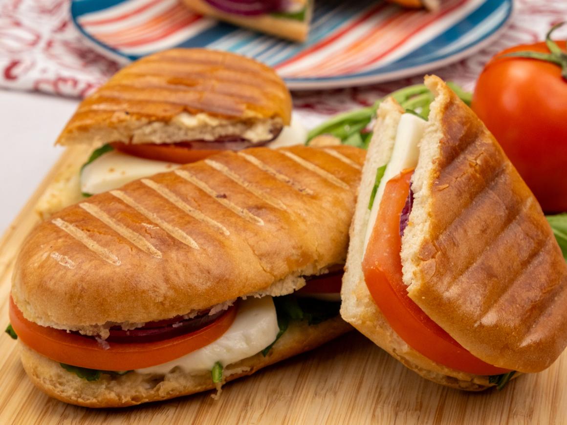 Panini mit Tomaten und Mozzarella