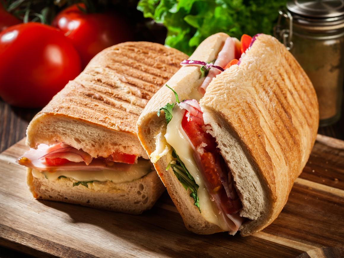 Panini mit Tomaten und Mozzarella