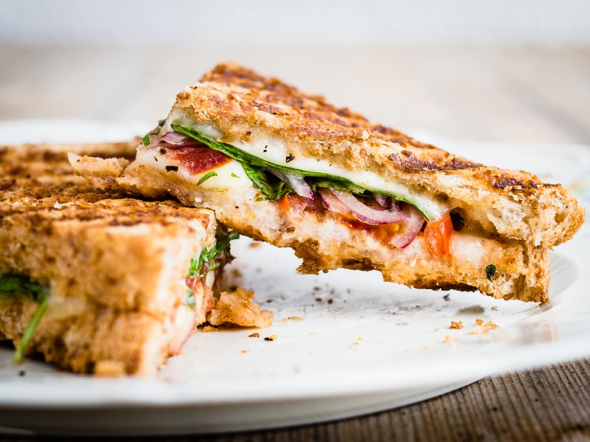 Panini mit Tomaten und Mozzarella