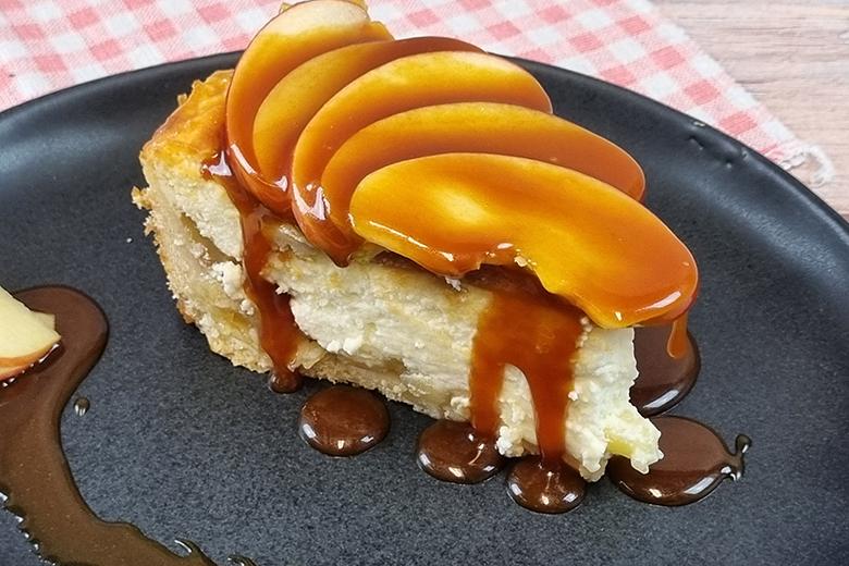 Apfel-Cheesecake mit Karamellsauce