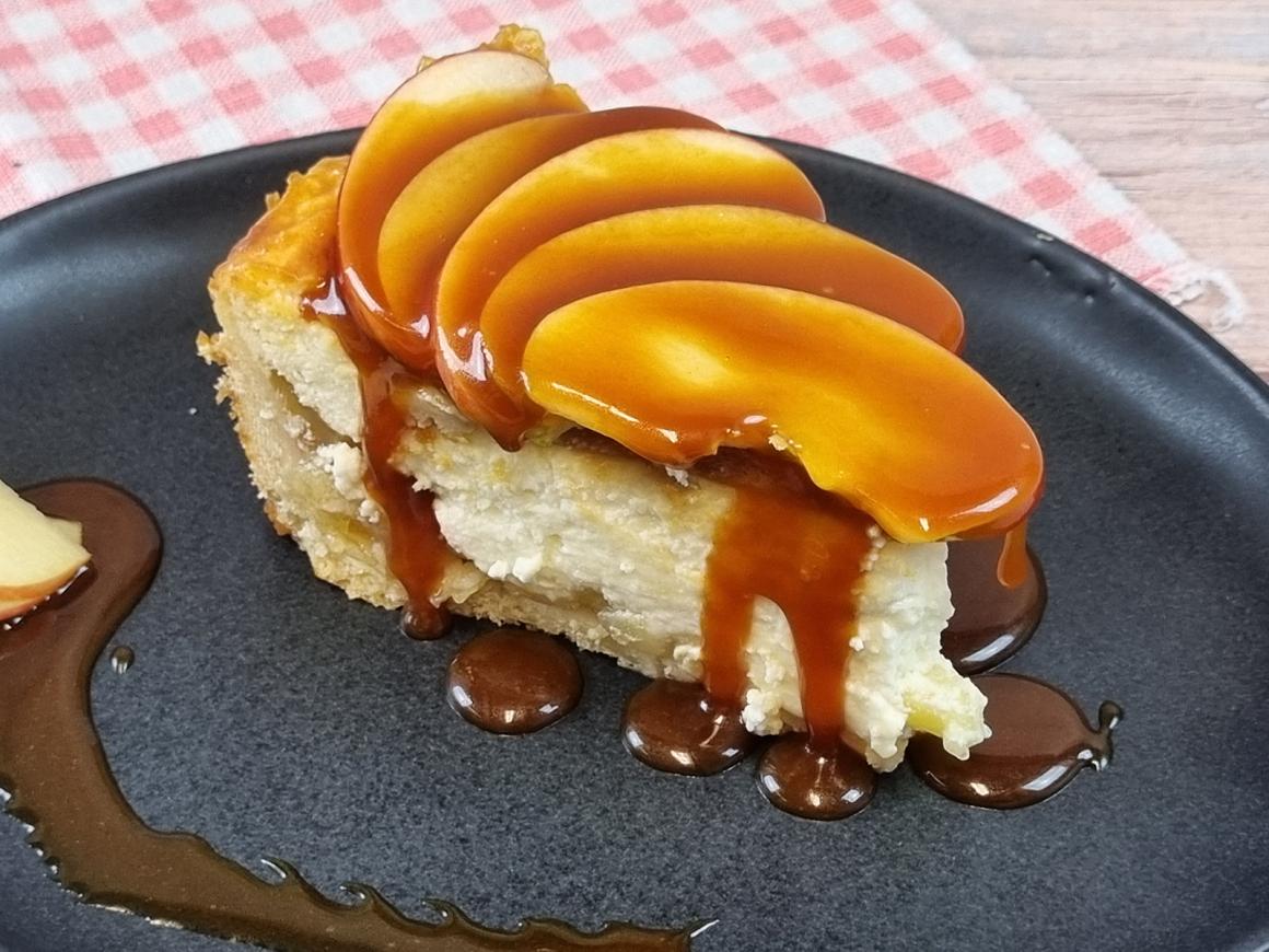 Apfel-Cheesecake mit Karamellsauce