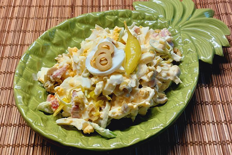 Eiersalat mit Oliven und Peperoni