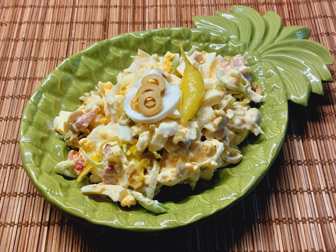 Eiersalat mit Oliven und Peperoni