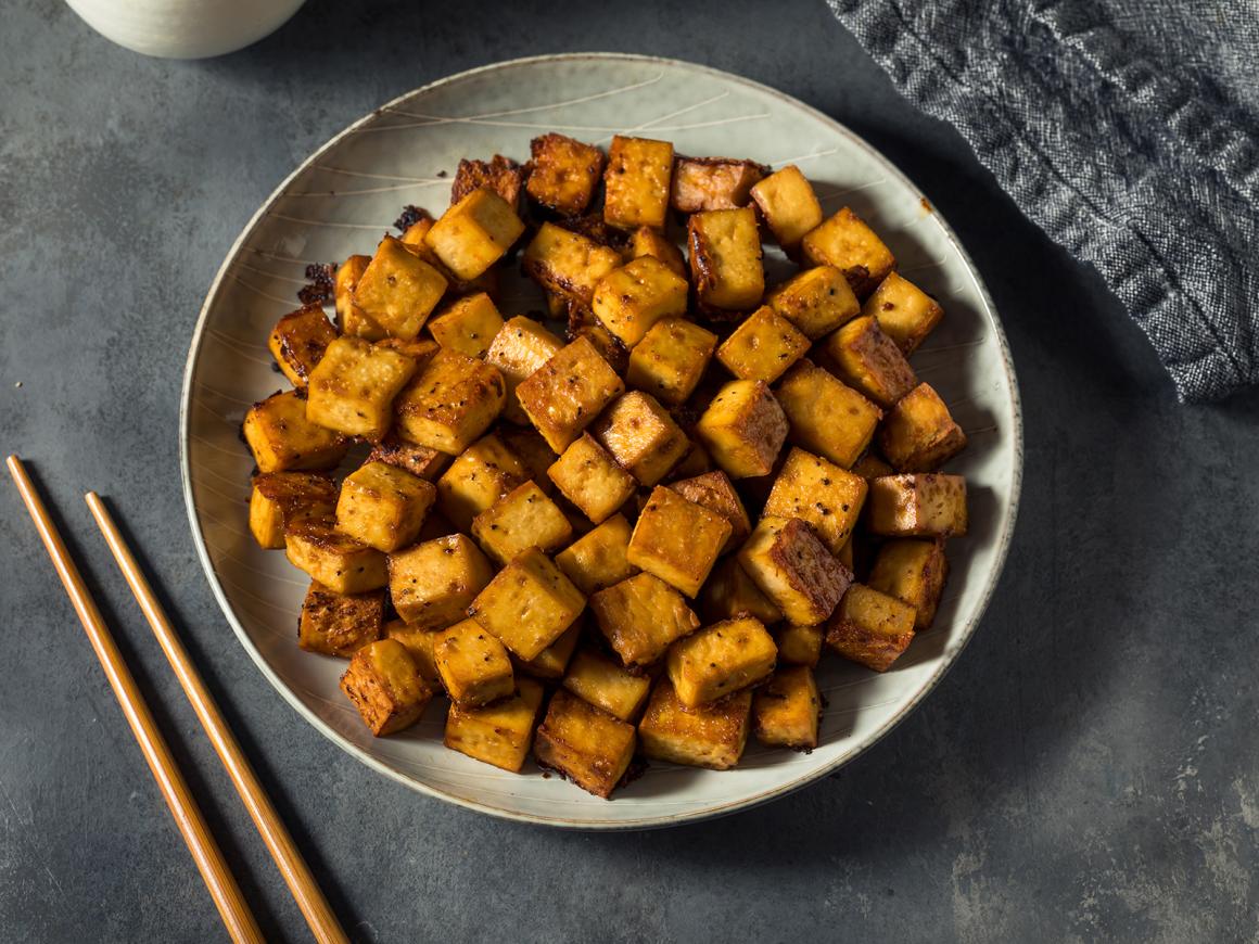 Knusprige Tofuwürfel aus der Heißluftfritteuse