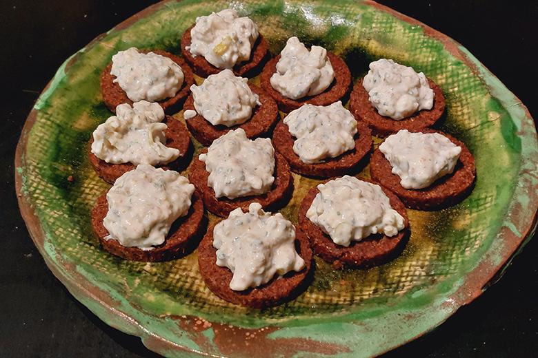Gorgonzola-Creme mit Pumpernickel