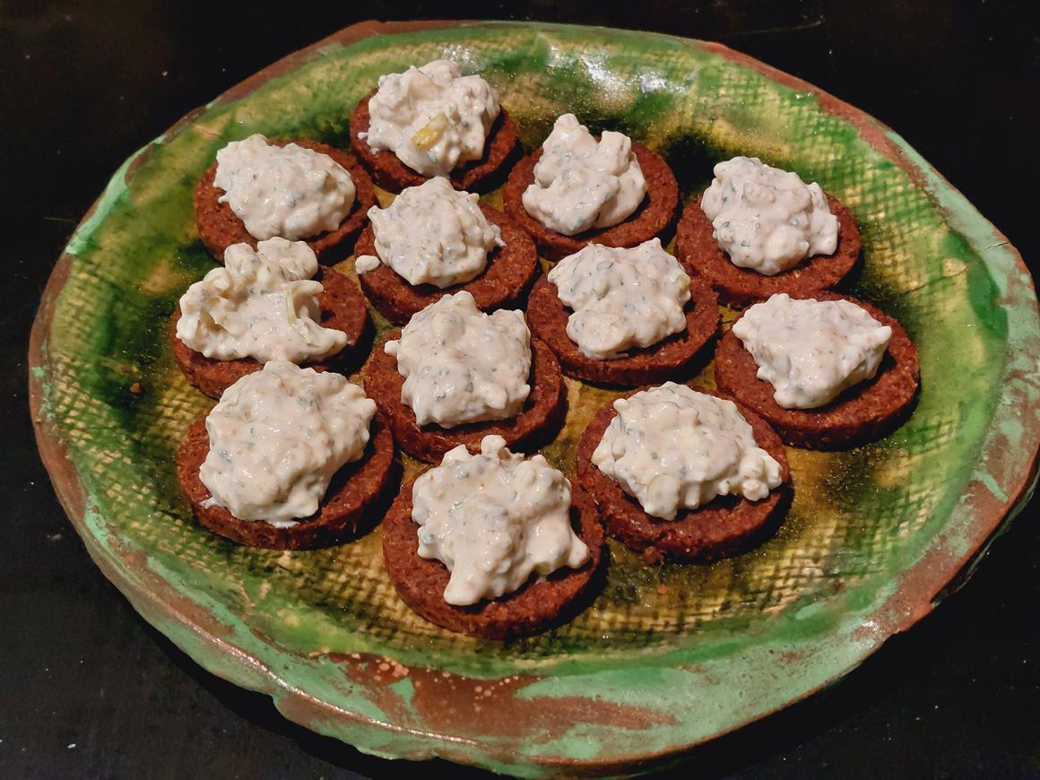 Gorgonzola-Creme mit Pumpernickel