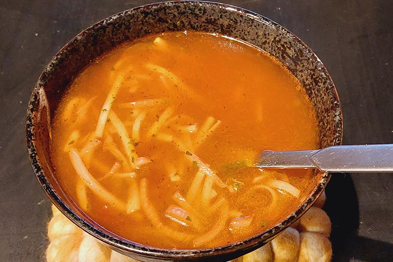 Scharf-saure Nudelsuppe