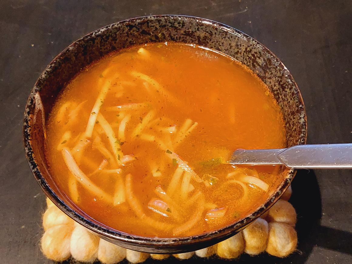 Scharf-saure Nudelsuppe