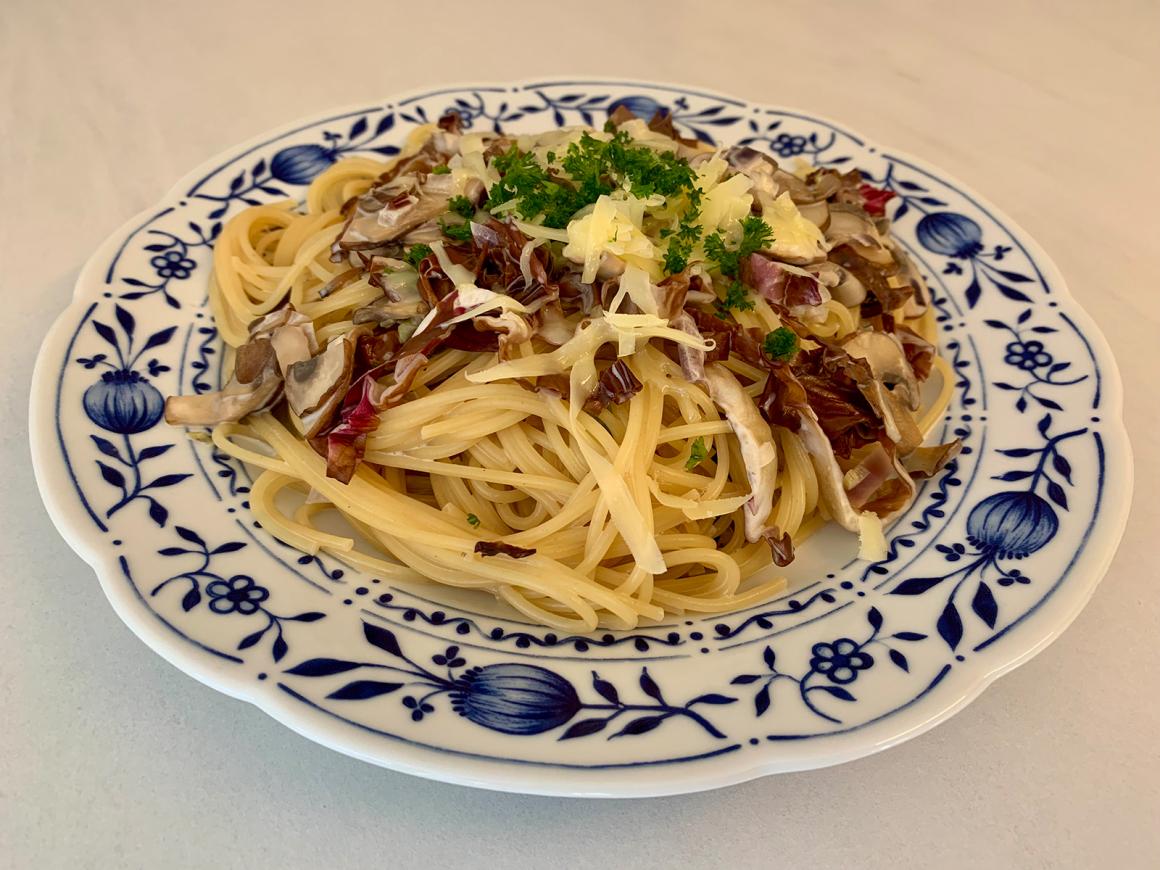 Nudeln mit Pilzen und Radicchio