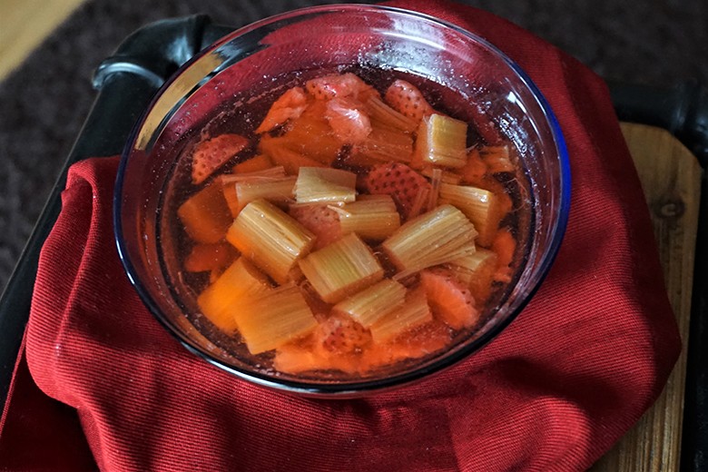 Rhabarberkompott mit Erdbeeren