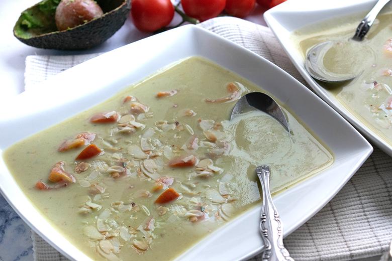 Avocadosuppe mit Mandelblättchen