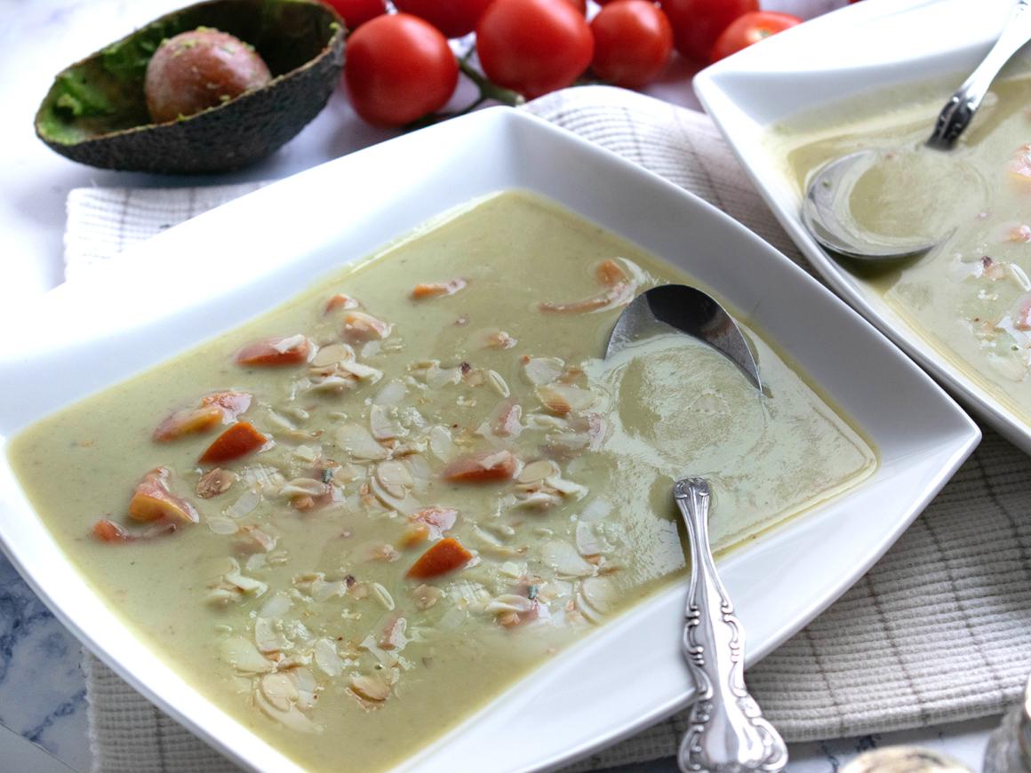 Avocadosuppe mit Mandelblättchen