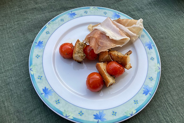 Tomaten-Brot-Spieße mit Prosciutto