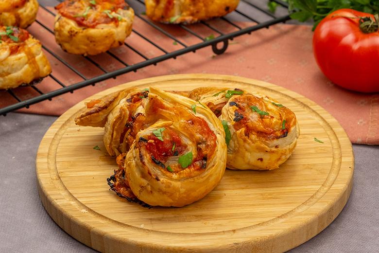 Blätterteigschnecken mit Tomate und Mozzarella