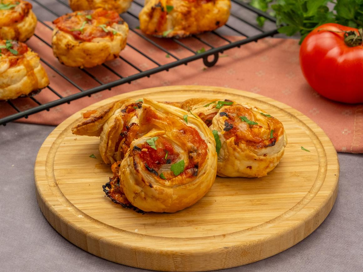 Blätterteigschnecken mit Tomate und Mozzarella - Rezept