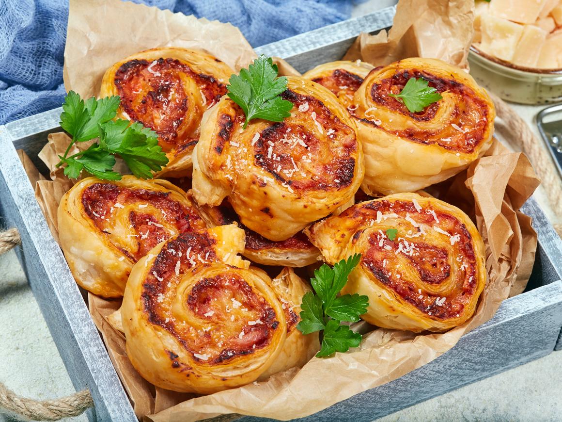 Blätterteigschnecken mit Tomate und Mozzarella - Rezept