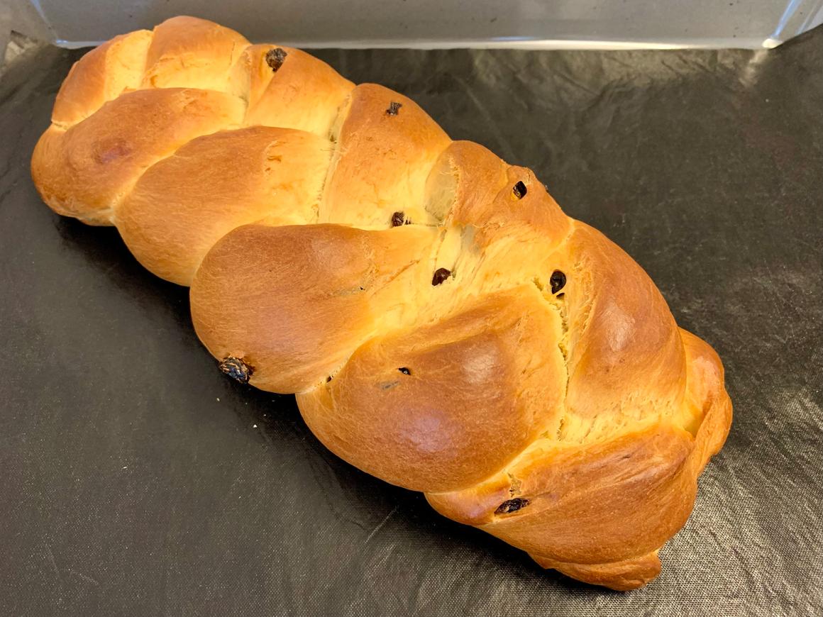 Hefezopf mit Rosinen
