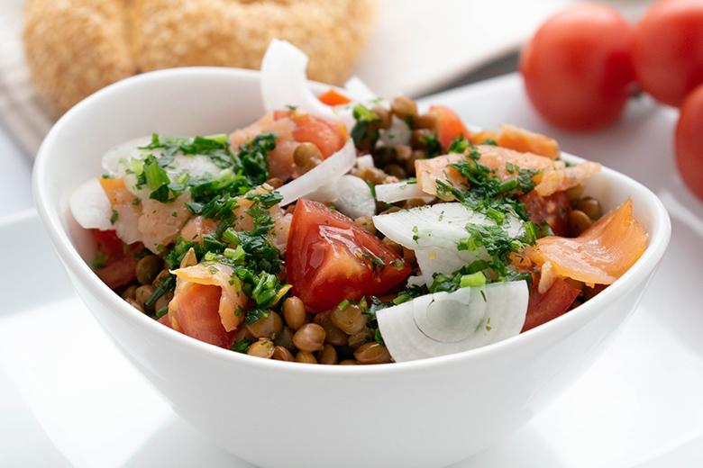 Berglinsensalat mit Lachs und Dill-Dressing