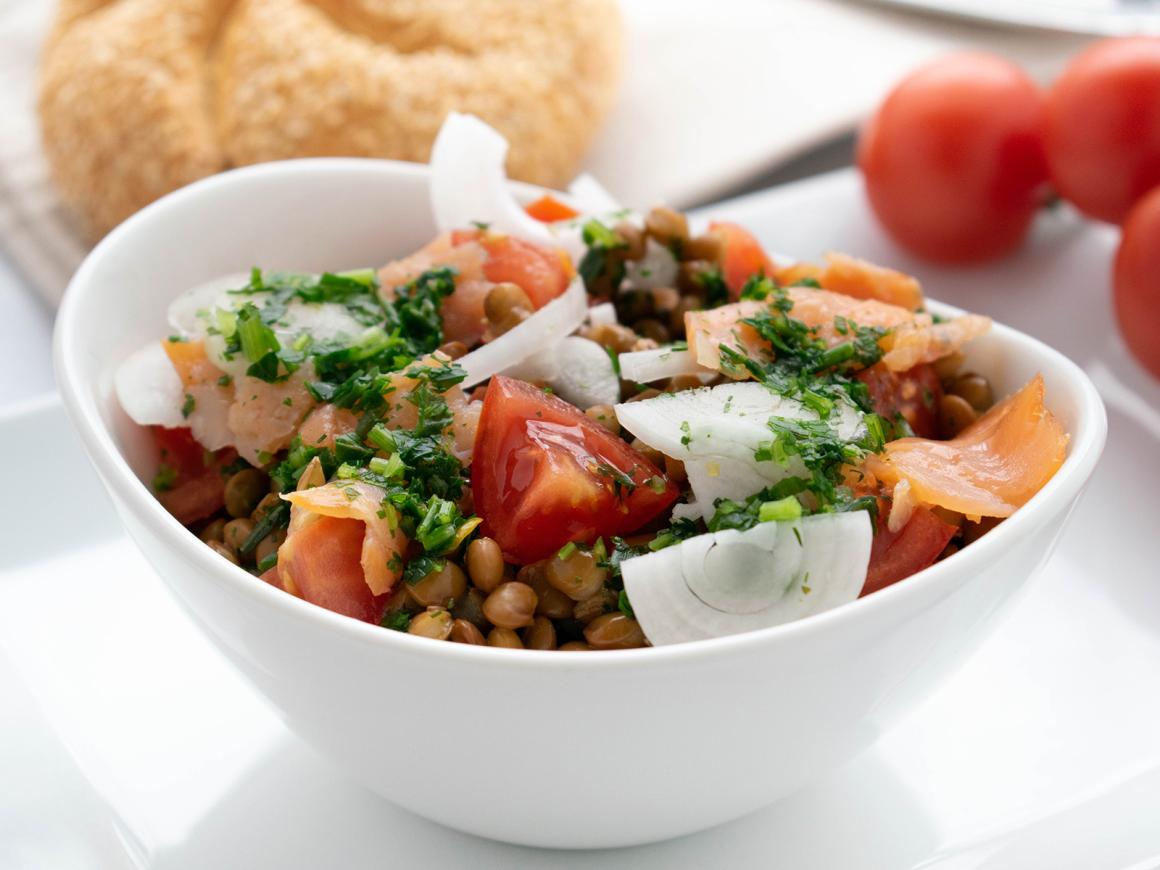 Berglinsensalat mit Lachs und Dill-Dressing