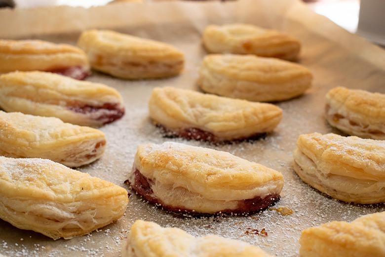 Blätterteigtaschen mit Erdbeeren und Ziegenkäse