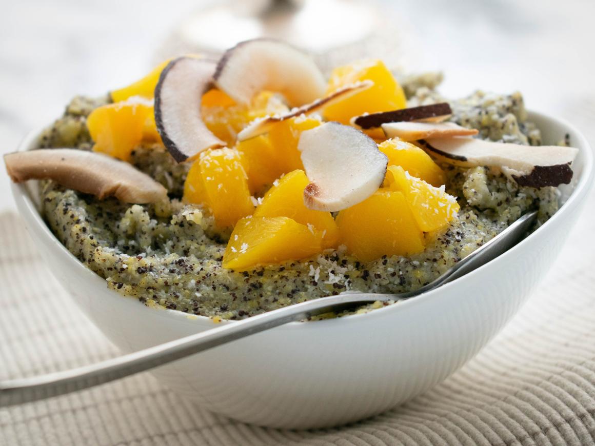 Kokos-Mohn-Polenta mit Pfirsichen