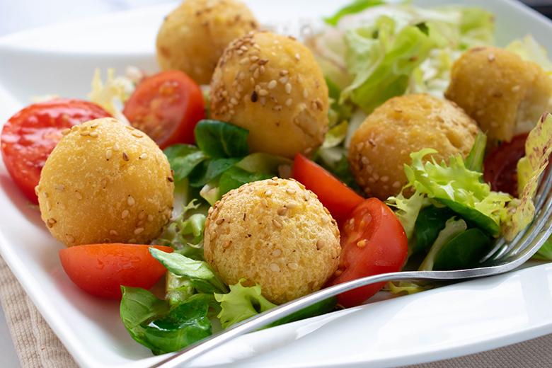Sesambällchen mit Salat