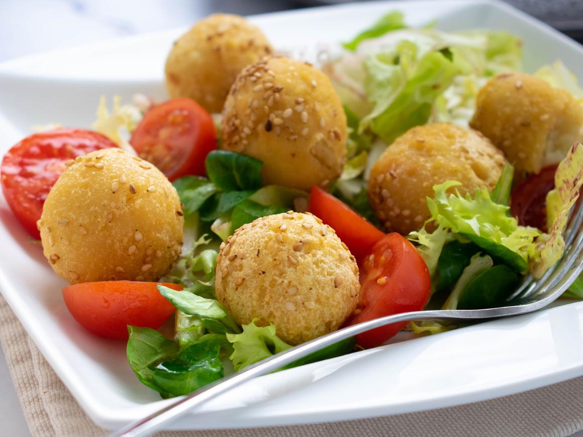Sesambällchen mit Salat
