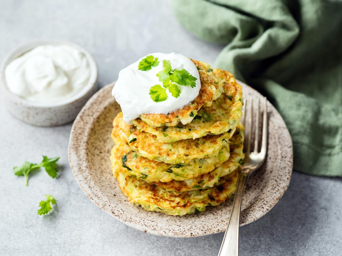 Zucchinipuffer mit Feta