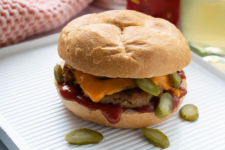 Brötchen-Burger mit Hackfleisch