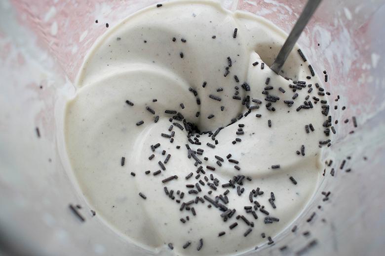 Joghurt-Bananeneis mit Schokolade